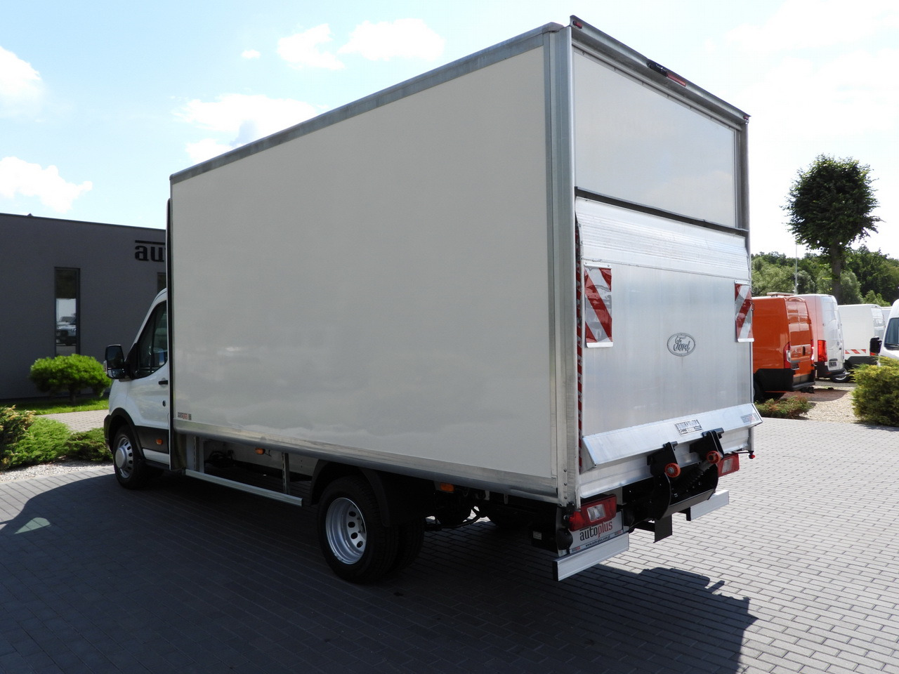Box van FORD TRANSIT BOX LIFT 8 PALLETS CRUISE CONTROL LED LIGHTS TWIN WHEELS AIR CONDITIONING  130HP: picture 9