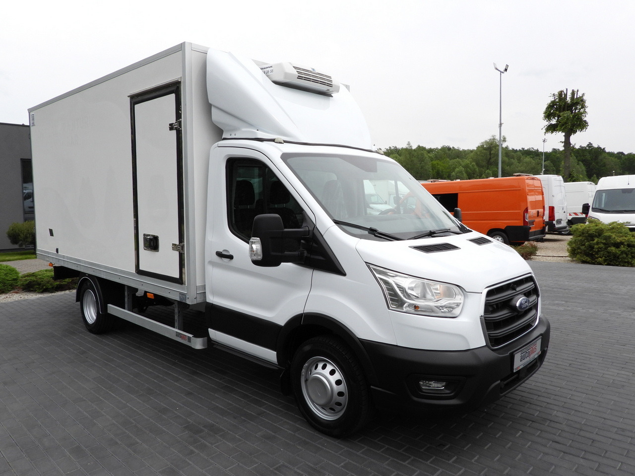 FORD TRANSIT BOX / REFRIGERATOR BOX 5*C / CRUISE CONTROL LED LIGHTS TWIN WHEELS AIR CONDITIONING 130HP - Box van: picture 4 FORD TRANSIT BOX / REFRIGERATOR BOX 5*C / CRUISE CONTROL LED LIGHTS TWIN WHEELS AIR CONDITIONING 130HP - Box van: picture 4