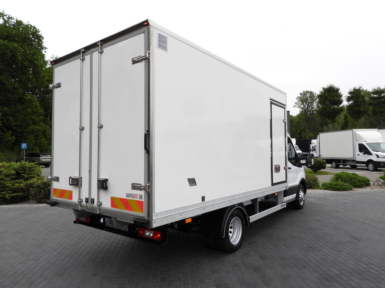 FORD TRANSIT BOX / REFRIGERATOR BOX 5*C / CRUISE CONTROL LED LIGHTS TWIN WHEELS AIR CONDITIONING 130HP - Box van: picture 3 FORD TRANSIT BOX / REFRIGERATOR BOX 5*C / CRUISE CONTROL LED LIGHTS TWIN WHEELS AIR CONDITIONING 130HP - Box van: picture 3