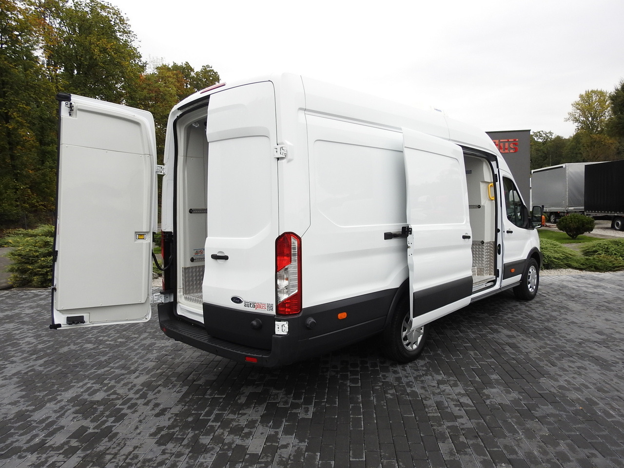FORD TRANSIT REFRIGERATOR VAN 0*C HEATING FUNCTION POWER SUPPLY 230V CRUISE CONTROL NAVIGATION AIR CONDITIONING LED LIGHTS  130HP - Refrigerated van: picture 3 FORD TRANSIT REFRIGERATOR VAN 0*C HEATING FUNCTION POWER SUPPLY 230V CRUISE CONTROL NAVIGATION AIR CONDITIONING LED LIGHTS  130HP - Refrigerated van: picture 3