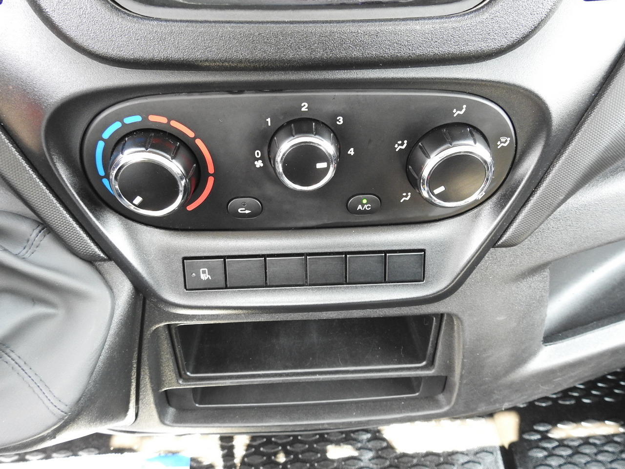 IVECO DAILY 35C13 TIPPER CRUISE CONTROL AIR CONDITIONING TWIN WHEELS  130HP leasing IVECO DAILY 35C13 TIPPER CRUISE CONTROL AIR CONDITIONING TWIN WHEELS  130HP: picture 37