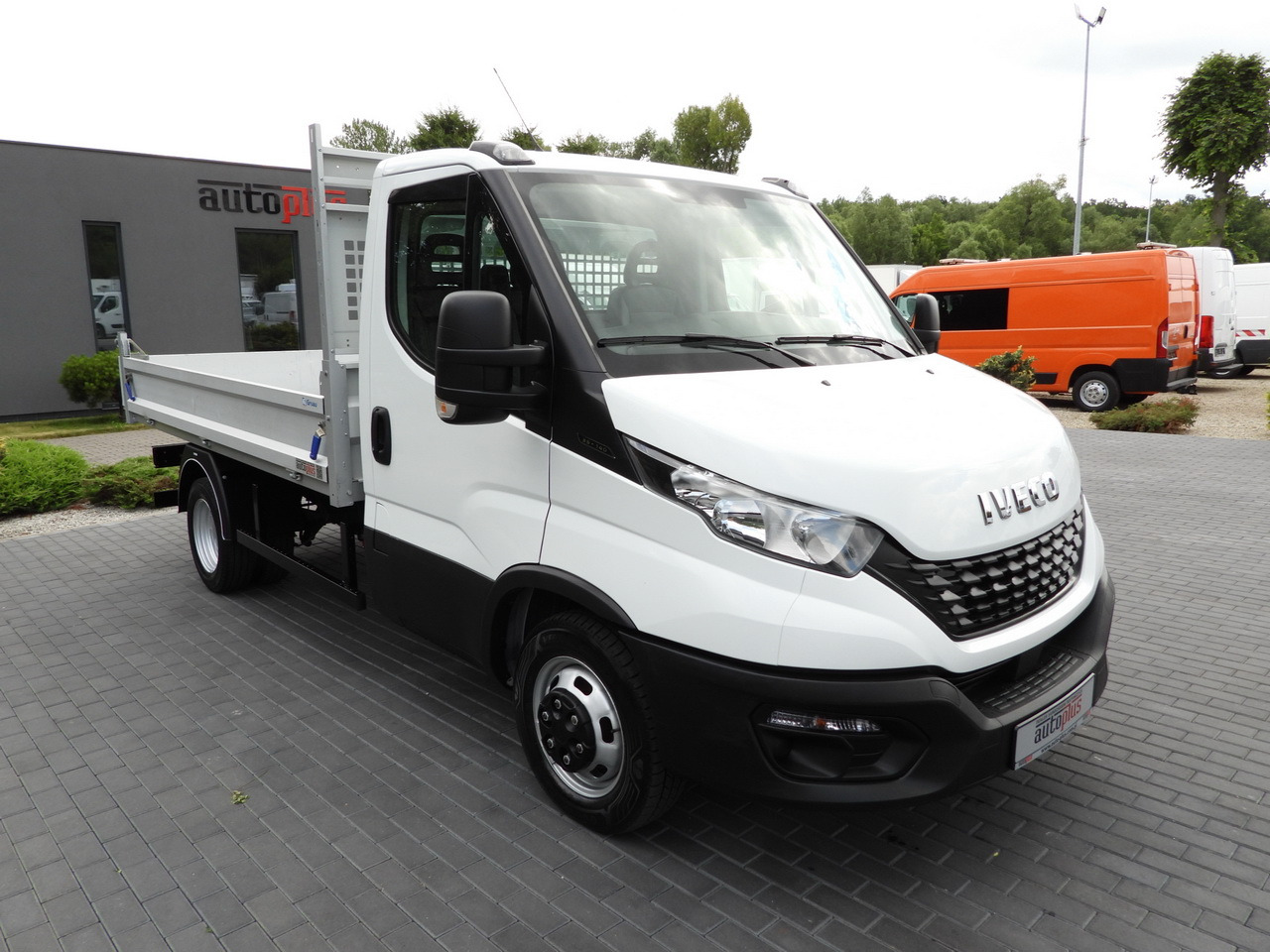 IVECO DAILY 35C14 CRUISE CONTROL TWIN WHEELS AIR CONDITIONING  140HP - Tipper van: picture 4 IVECO DAILY 35C14 CRUISE CONTROL TWIN WHEELS AIR CONDITIONING  140HP - Tipper van: picture 4