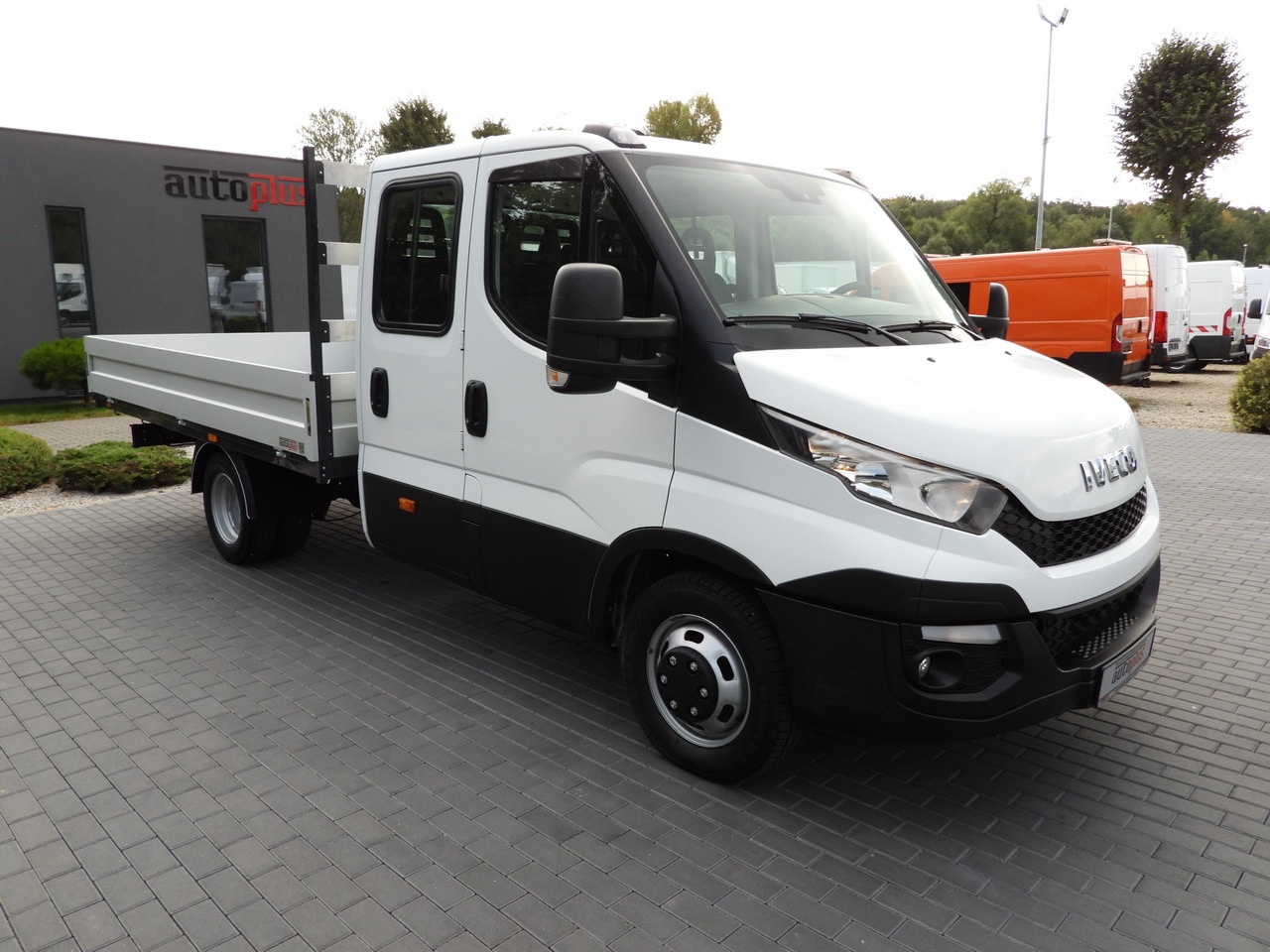 IVECO DAILY 35C17 STAKE BODY DOUBLE CABIN DOKA 7 SEATS CRUISE CONTROL TWIN WHEELS AIR CONDITIONING 170HP - Flatbed van: picture 4 IVECO DAILY 35C17 STAKE BODY DOUBLE CABIN DOKA 7 SEATS CRUISE CONTROL TWIN WHEELS AIR CONDITIONING 170HP - Flatbed van: picture 4