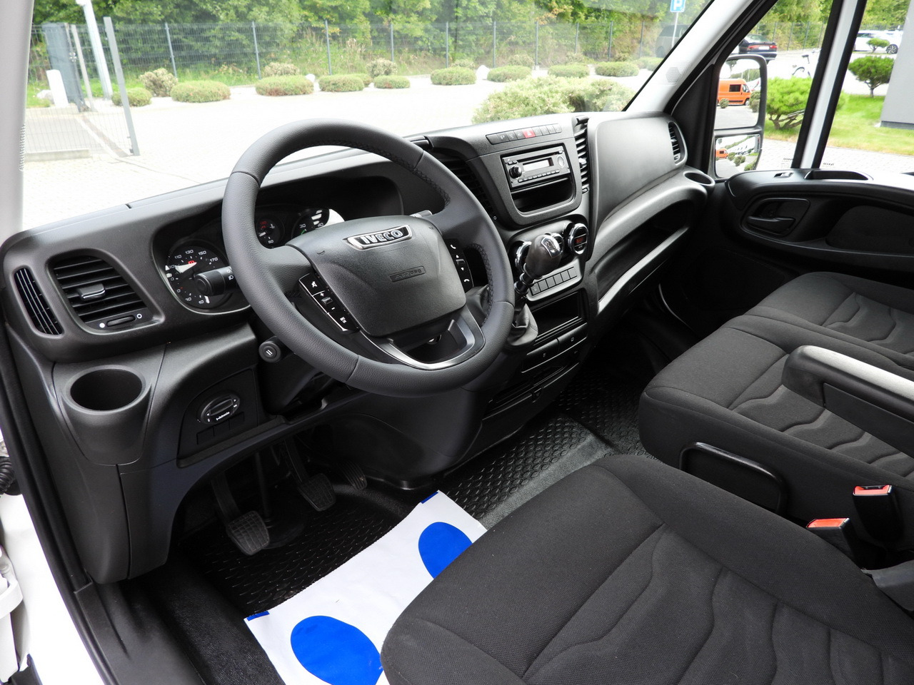 IVECO DAILY 35C17 STAKE BODY DOUBLE CABIN DOKA 7 SEATS CRUISE CONTROL TWIN WHEELS AIR CONDITIONING 170HP - Flatbed van: picture 2 IVECO DAILY 35C17 STAKE BODY DOUBLE CABIN DOKA 7 SEATS CRUISE CONTROL TWIN WHEELS AIR CONDITIONING 170HP - Flatbed van: picture 2