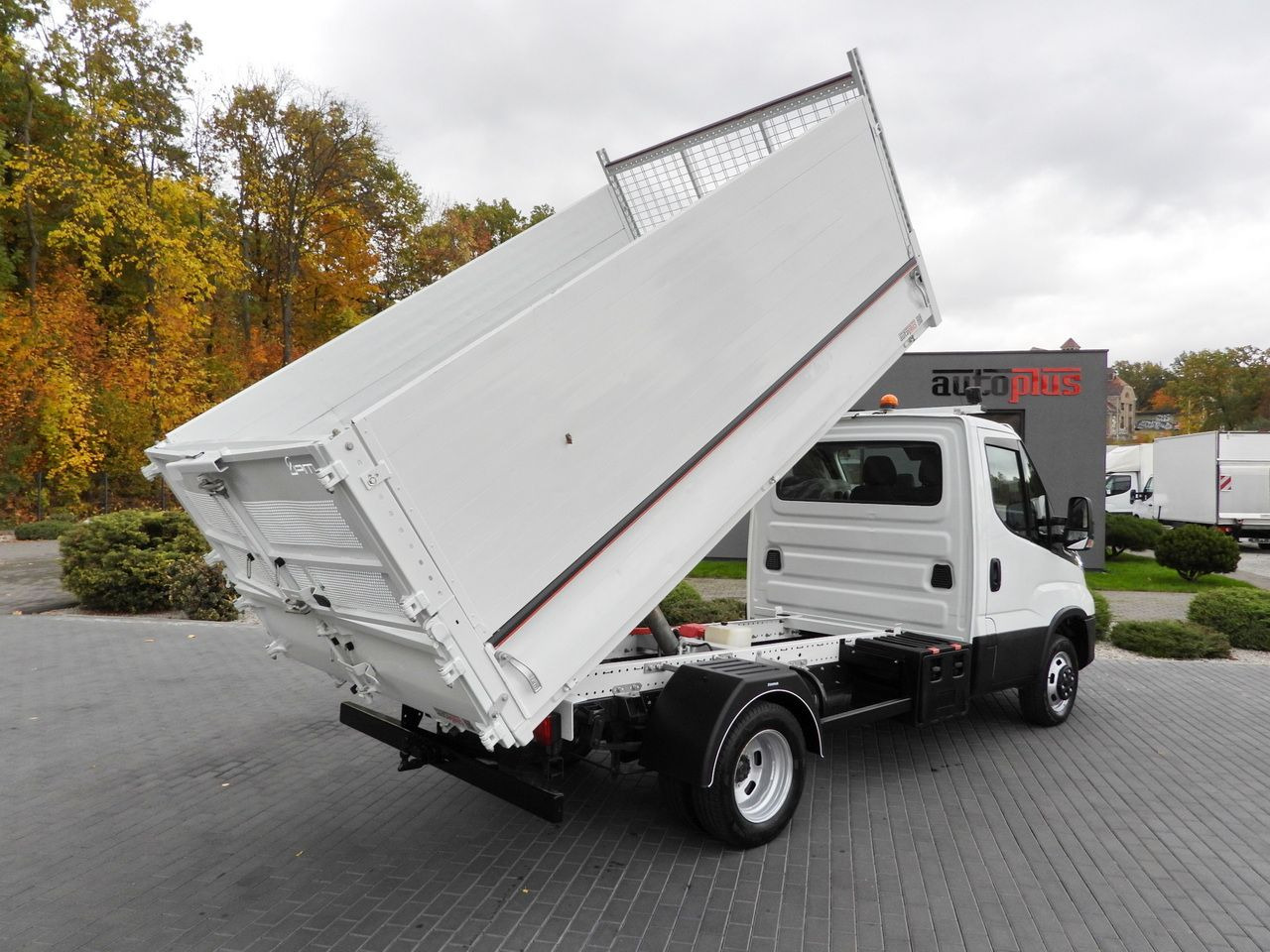 IVECO DAILY 35C21 TIPPER CRUISE CONTROL NAVIGATION LED LIGHTS AUTOMATIC TRANSMISSION  TWIN WHEELS AIR CONDITIONING  210HP - Tipper van: picture 3 IVECO DAILY 35C21 TIPPER CRUISE CONTROL NAVIGATION LED LIGHTS AUTOMATIC TRANSMISSION  TWIN WHEELS AIR CONDITIONING  210HP - Tipper van: picture 3