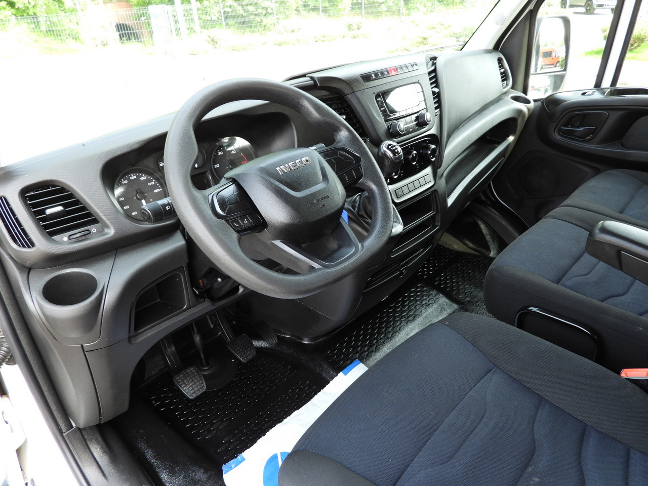 IVECO DAILY 35S12 STAKE BODY DOUBLE CABIN DOKA 7 SEATS AIR CONDITIONING 120HP - Flatbed van: picture 2 IVECO DAILY 35S12 STAKE BODY DOUBLE CABIN DOKA 7 SEATS AIR CONDITIONING 120HP - Flatbed van: picture 2