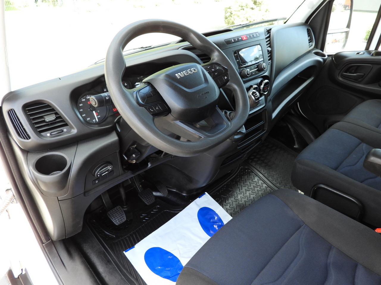 IVECO DAILY 35S14 STAKE BODY DOUBLE CABIN DOKA 7 SEATS CRUISE CONTROL AIR CONDITIONING 135HP - Flatbed van: picture 2 IVECO DAILY 35S14 STAKE BODY DOUBLE CABIN DOKA 7 SEATS CRUISE CONTROL AIR CONDITIONING 135HP - Flatbed van: picture 2