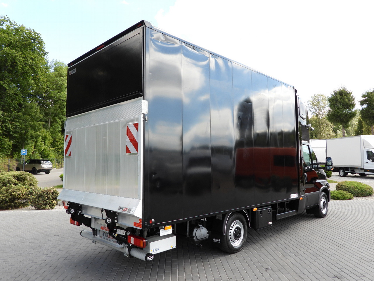 IVECO DAILY 35S18 BOX LIFT 8 PALLETS WEBASTO CRUISE CONTROL NAVIGATION LED LIGHTS PNEUMATICS AIR CONDITIONING  180HP - Refrigerated van: picture 3 IVECO DAILY 35S18 BOX LIFT 8 PALLETS WEBASTO CRUISE CONTROL NAVIGATION LED LIGHTS PNEUMATICS AIR CONDITIONING  180HP - Refrigerated van: picture 3