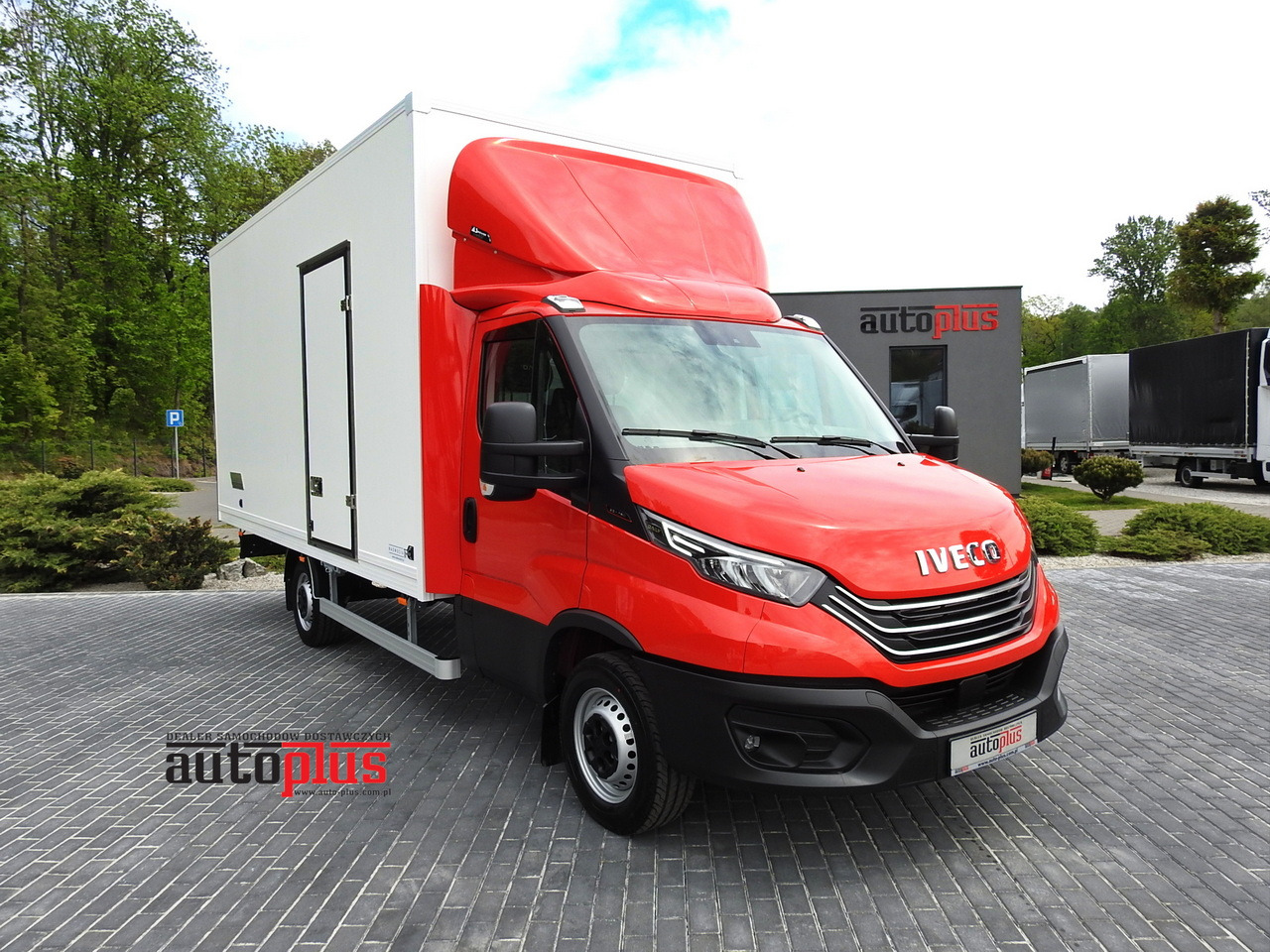 IVECO DAILY 35S18 NEW BOX 10 PALLETS CRUISE CONTROL NAVIGATION AIR CONDITIONING LED LIGHTS GUARANTEE 180HP - Box van: picture 1 IVECO DAILY 35S18 NEW BOX 10 PALLETS CRUISE CONTROL NAVIGATION AIR CONDITIONING LED LIGHTS GUARANTEE 180HP - Box van: picture 1