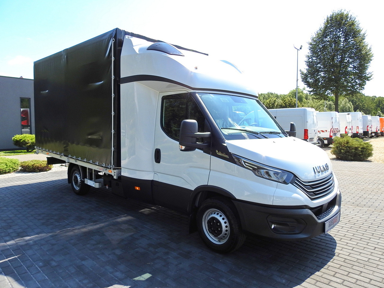 IVECO DAILY 35S18 NEW TARPAULIN 8 PALLETS CRUISE CONTROL NAVIGATION LED LIGHTS AUTOMATIC TRANSMISSION HI-MATIC MANUFACTURERS WARRANTY  180HP - Curtain side van: picture 4 IVECO DAILY 35S18 NEW TARPAULIN 8 PALLETS CRUISE CONTROL NAVIGATION LED LIGHTS AUTOMATIC TRANSMISSION HI-MATIC MANUFACTURERS WARRANTY  180HP - Curtain side van: picture 4