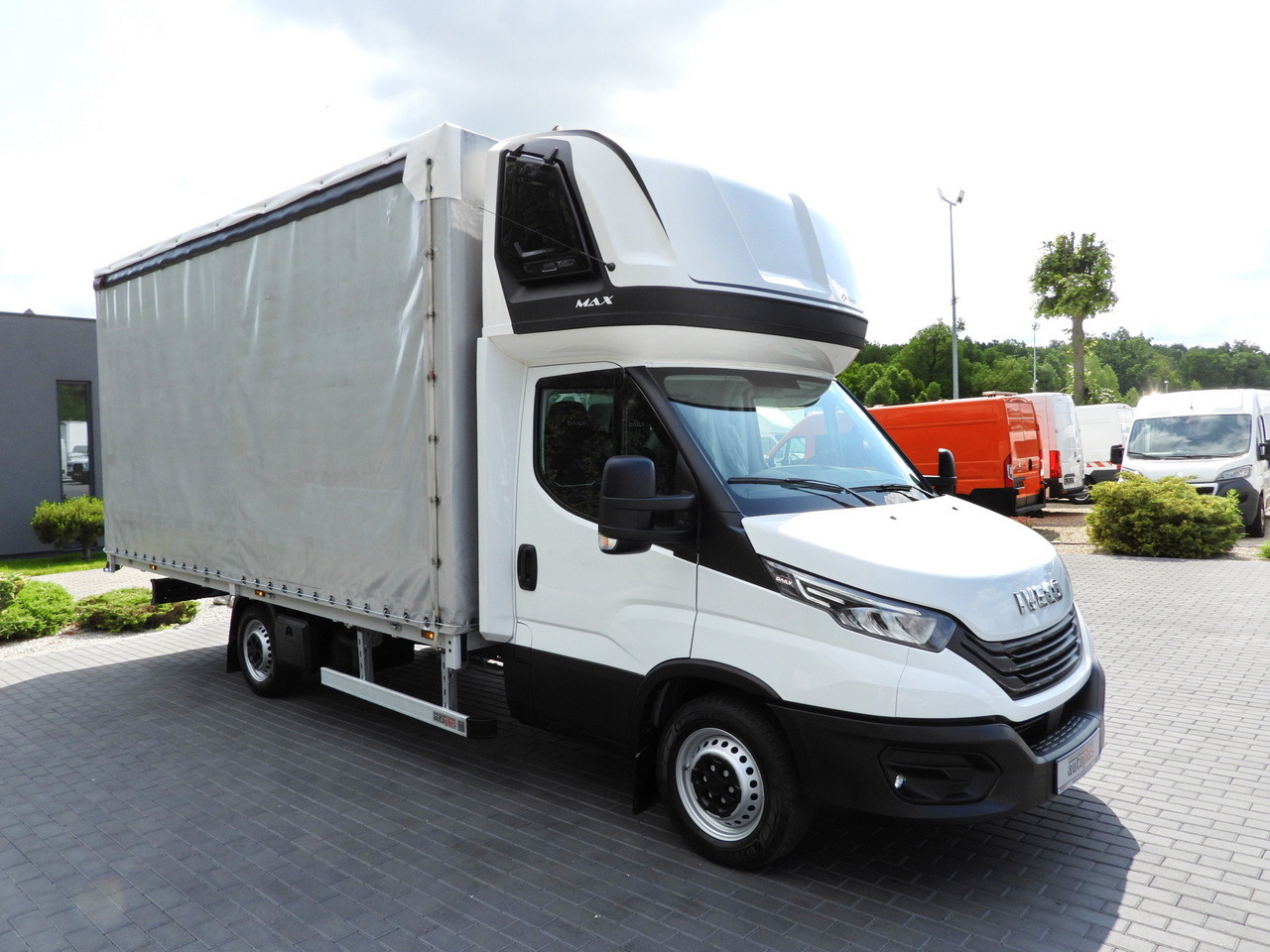 IVECO DAILY 35S18 TARPAULIN 10 PALLETS CRUISE CONTROL LED LIGHTS AIR CONDITIONING  180HP - Curtain side van: picture 4 IVECO DAILY 35S18 TARPAULIN 10 PALLETS CRUISE CONTROL LED LIGHTS AIR CONDITIONING  180HP - Curtain side van: picture 4