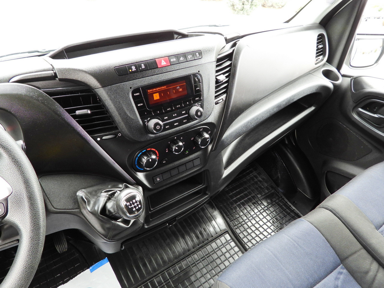 Curtain side van IVECO DAILY 35S18 TARPAULIN 10 PALLETS WEBASTO CRUISE CONTROL AIR CONDITIONING 180HP: picture 33 Curtain side van IVECO DAILY 35S18 TARPAULIN 10 PALLETS WEBASTO CRUISE CONTROL AIR CONDITIONING 180HP: picture 33