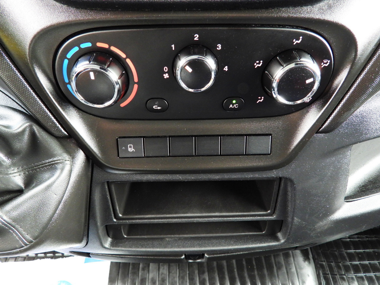 Curtain side van IVECO DAILY 35S18 TARPAULIN 10 PALLETS WEBASTO CRUISE CONTROL AIR CONDITIONING 180HP: picture 36 Curtain side van IVECO DAILY 35S18 TARPAULIN 10 PALLETS WEBASTO CRUISE CONTROL AIR CONDITIONING 180HP: picture 36