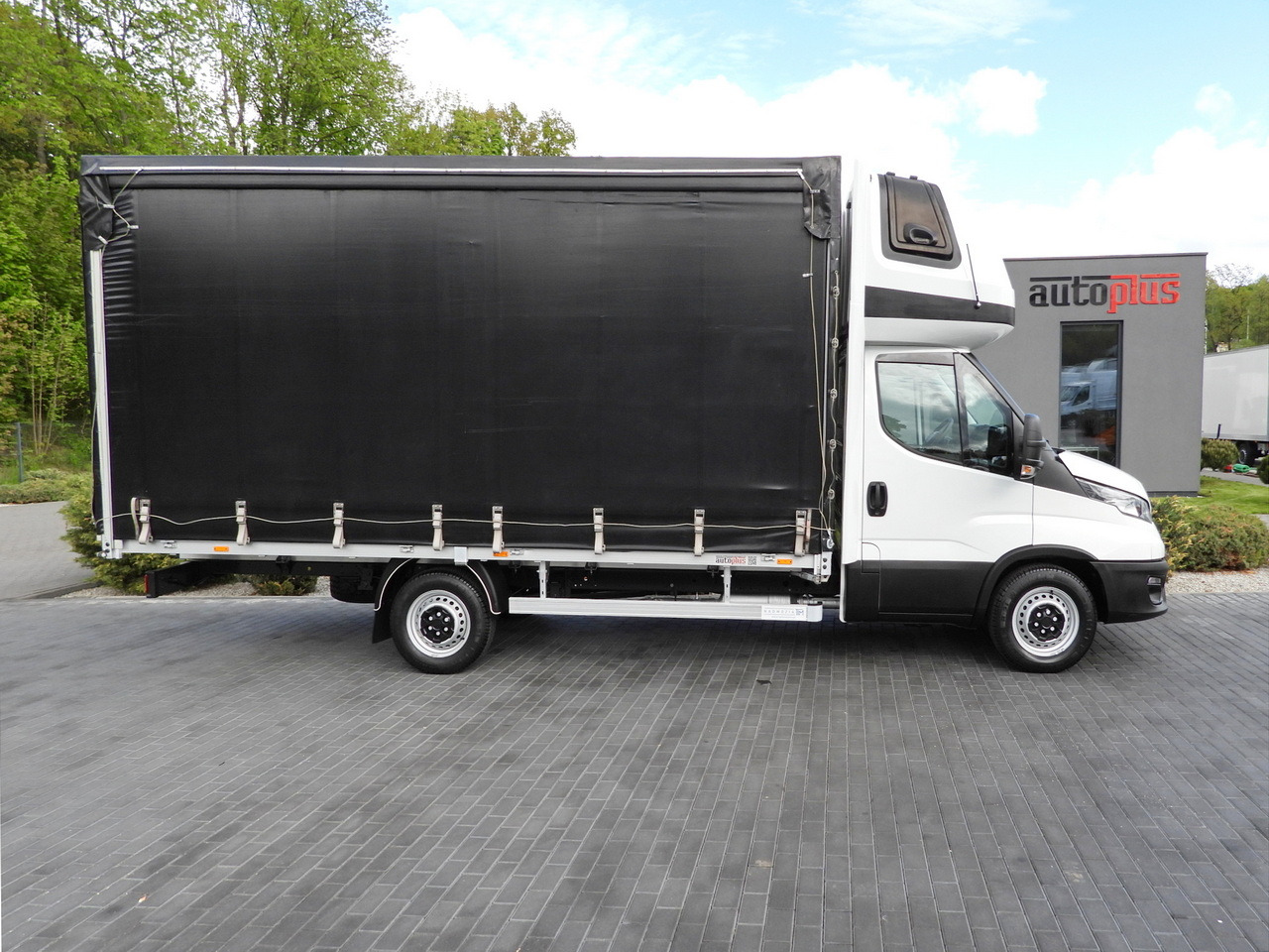 Curtain side van IVECO DAILY 35S18 TARPAULIN 10 PALLETS WEBASTO CRUISE CONTROL AIR CONDITIONING 180HP: picture 7 Curtain side van IVECO DAILY 35S18 TARPAULIN 10 PALLETS WEBASTO CRUISE CONTROL AIR CONDITIONING 180HP: picture 7