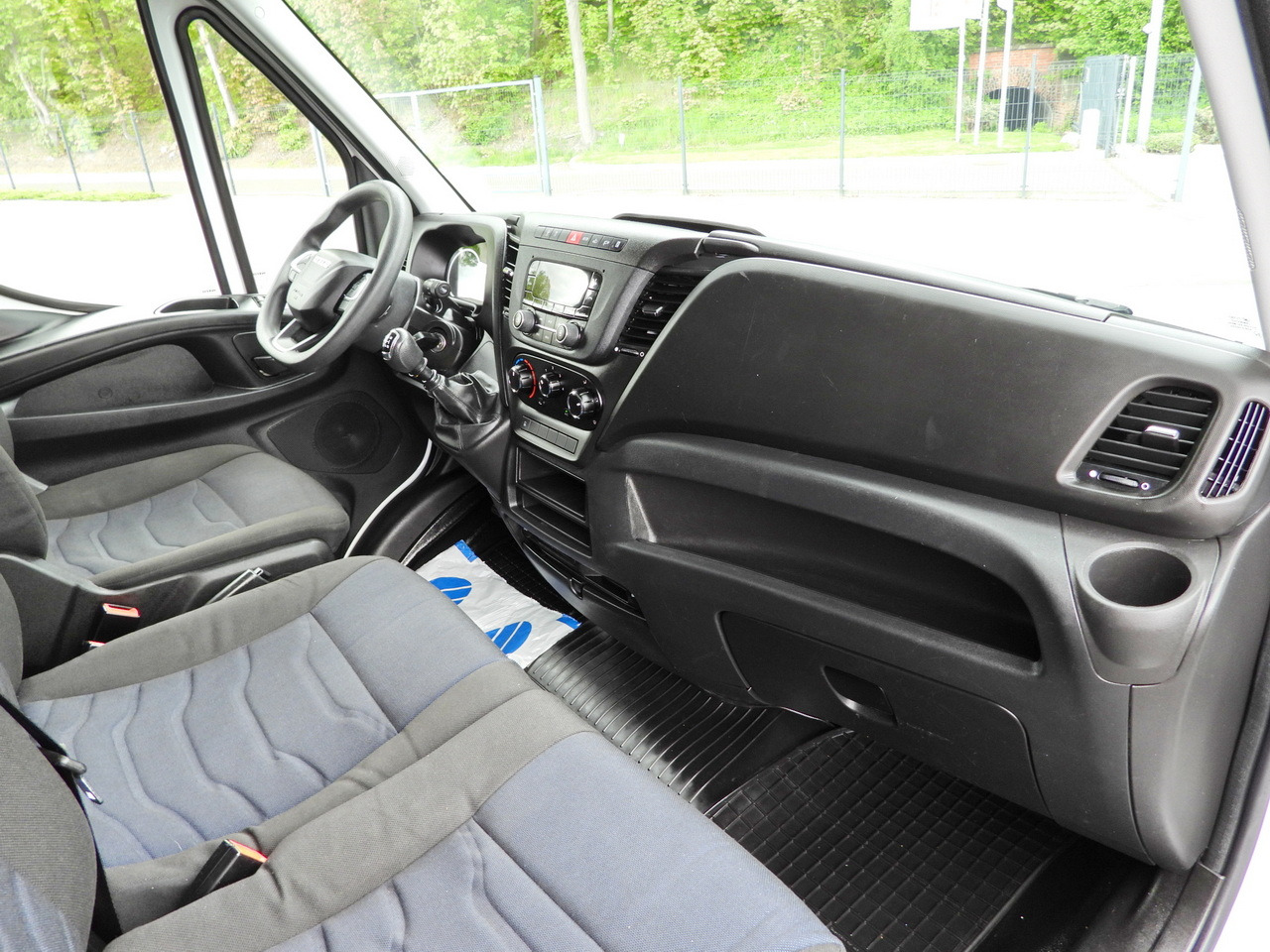 Curtain side van IVECO DAILY 35S18 TARPAULIN 10 PALLETS WEBASTO CRUISE CONTROL AIR CONDITIONING 180HP: picture 39 Curtain side van IVECO DAILY 35S18 TARPAULIN 10 PALLETS WEBASTO CRUISE CONTROL AIR CONDITIONING 180HP: picture 39