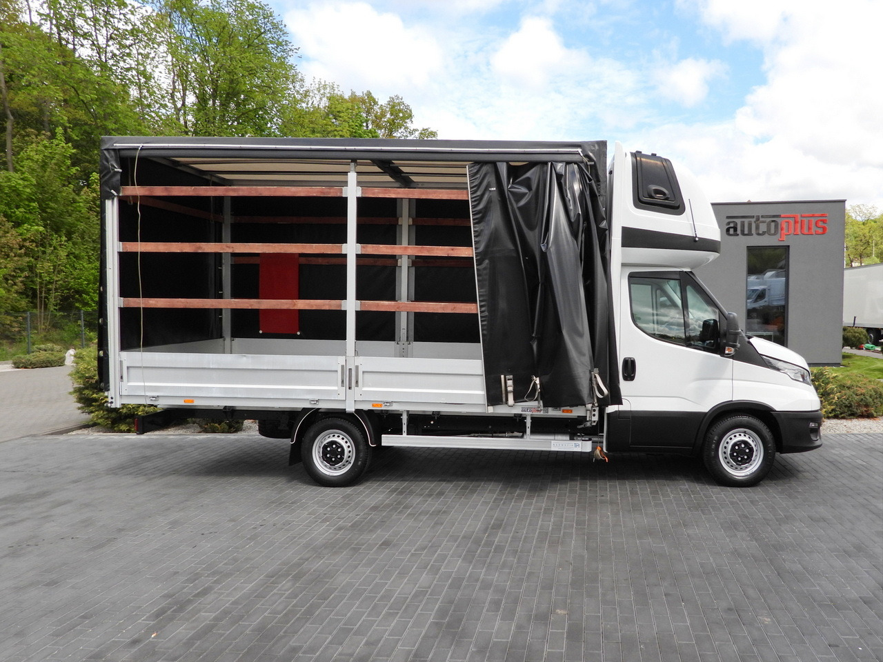 Curtain side van IVECO DAILY 35S18 TARPAULIN 10 PALLETS WEBASTO CRUISE CONTROL AIR CONDITIONING 180HP: picture 8 Curtain side van IVECO DAILY 35S18 TARPAULIN 10 PALLETS WEBASTO CRUISE CONTROL AIR CONDITIONING 180HP: picture 8