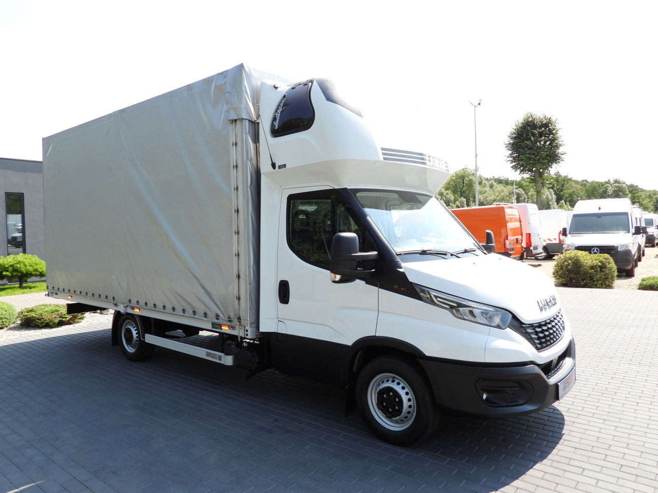 IVECO DAILY 35S18 TARPAULIN 10 PALLETS WEBASTO CRUISE CONTROL LED LIGHTS PNEUMATICS AIR CONDITIONING  180HP - Curtain side van: picture 4 IVECO DAILY 35S18 TARPAULIN 10 PALLETS WEBASTO CRUISE CONTROL LED LIGHTS PNEUMATICS AIR CONDITIONING  180HP - Curtain side van: picture 4