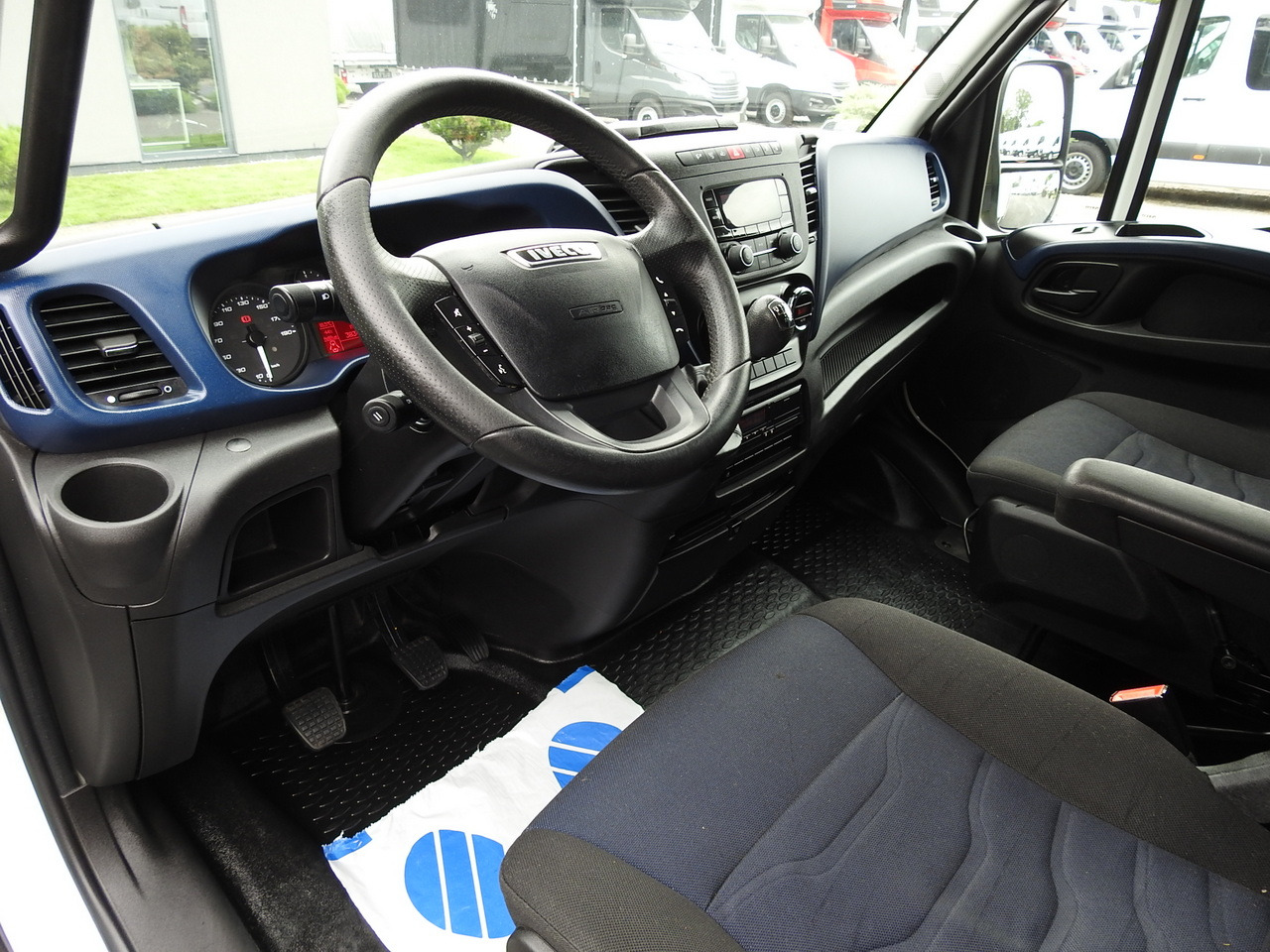 IVECO DAILY 70C18 TARPAULIN LIFT 12 PALLETS WEBASTO CRUISE CONTROL TWIN WHEELS AIR CONDITIONING 180HP - Curtain side van: picture 2 IVECO DAILY 70C18 TARPAULIN LIFT 12 PALLETS WEBASTO CRUISE CONTROL TWIN WHEELS AIR CONDITIONING 180HP - Curtain side van: picture 2