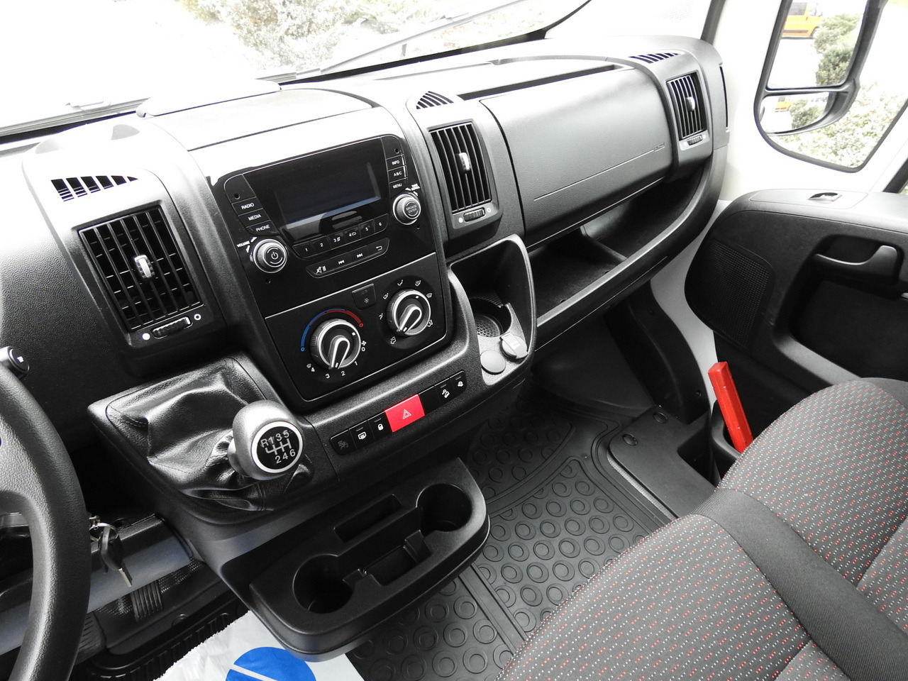 Box van PEUGEOT BOXER BOX LIFT 8 PALLETS CRUISE CONTROL AIR CONDITIONING  140HP: picture 29