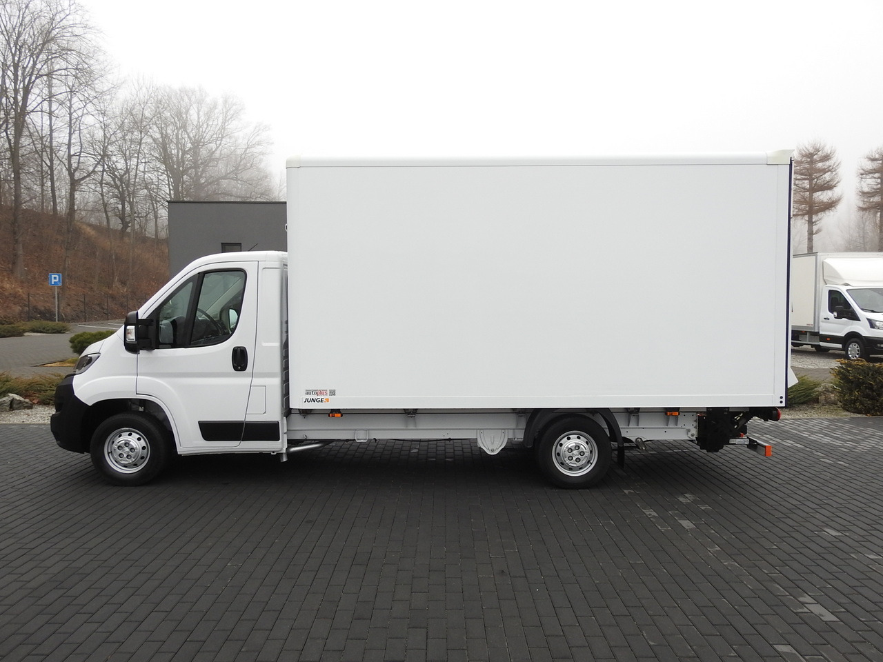 Box van PEUGEOT BOXER BOX LIFT 8 PALLETS CRUISE CONTROL AIR CONDITIONING  140HP: picture 8