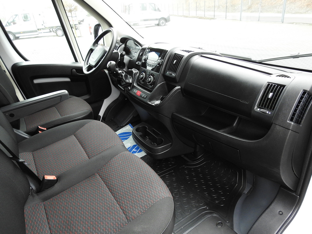 Box van PEUGEOT BOXER BOX LIFT 8 PALLETS CRUISE CONTROL AIR CONDITIONING  140HP: picture 35