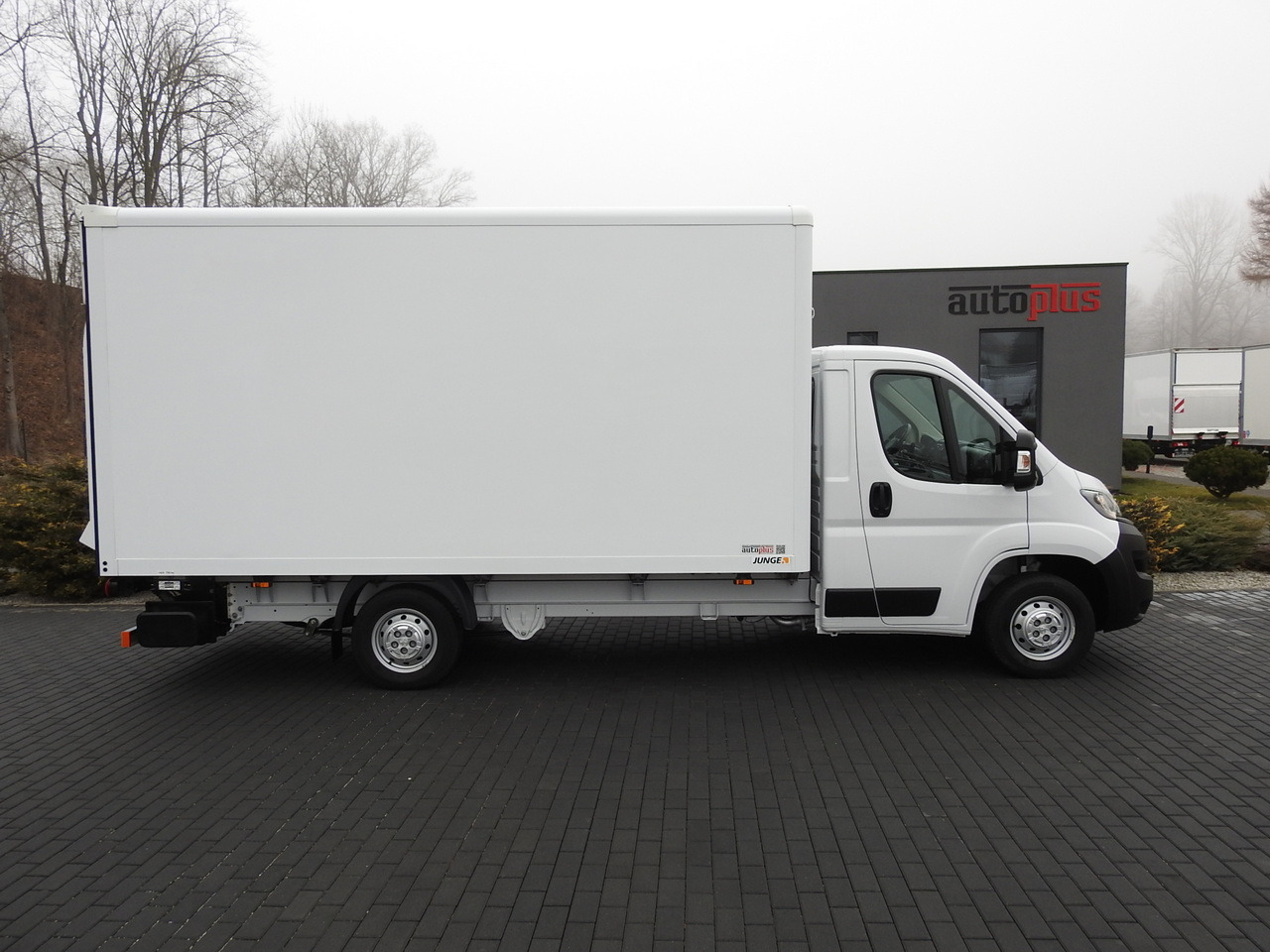 Box van PEUGEOT BOXER BOX LIFT 8 PALLETS CRUISE CONTROL AIR CONDITIONING  140HP: picture 7