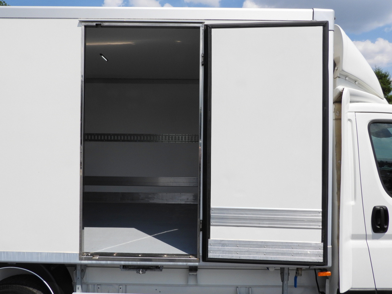 PEUGEOT BOXER REGRIGERATOR BOX 0*C 8 PALLETS CRUISE CONTROL LED LIGHTS AIR CONDITIONING  165HP leasing PEUGEOT BOXER REGRIGERATOR BOX 0*C 8 PALLETS CRUISE CONTROL LED LIGHTS AIR CONDITIONING  165HP: picture 21