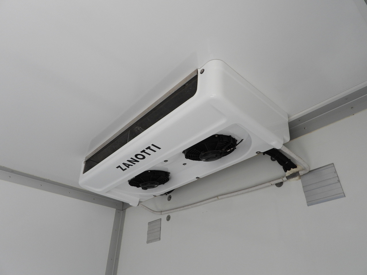 Refrigerated van PEUGEOT BOXER REGRIGERATOR BOX 0*C 8 PALLETS CRUISE CONTROL LED LIGHTS AIR CONDITIONING 165HP: picture 23 Refrigerated van PEUGEOT BOXER REGRIGERATOR BOX 0*C 8 PALLETS CRUISE CONTROL LED LIGHTS AIR CONDITIONING 165HP: picture 23