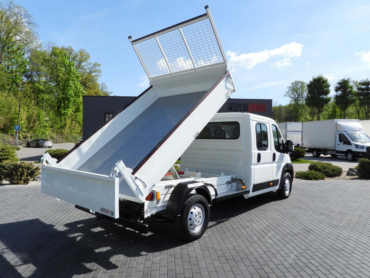 PEUGEOT BOXER  TIPPER DOUBLE CABIN DOKA 7 SEATS CRUISE CONTROL AIR CONDITIONING  140HP - Tipper van: picture 3 PEUGEOT BOXER  TIPPER DOUBLE CABIN DOKA 7 SEATS CRUISE CONTROL AIR CONDITIONING  140HP - Tipper van: picture 3