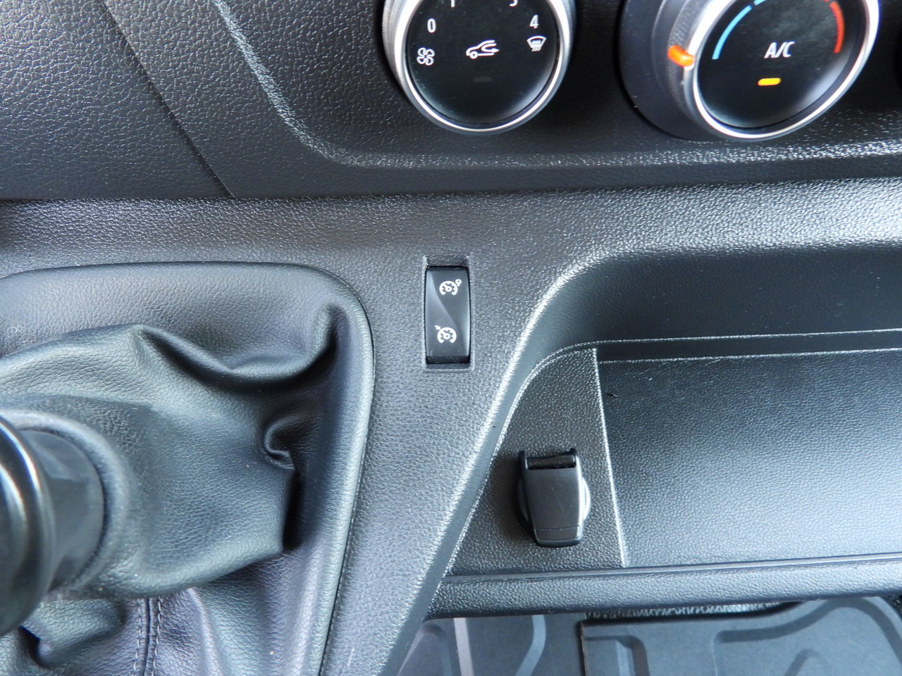Box van RENAULT MASTER  BOX LIFT 8 PALLETS CRUISE CONTROL NAVIGATION LED LIGHTS TWIN WHEELS AIR CONDITIONING  145HP: picture 37