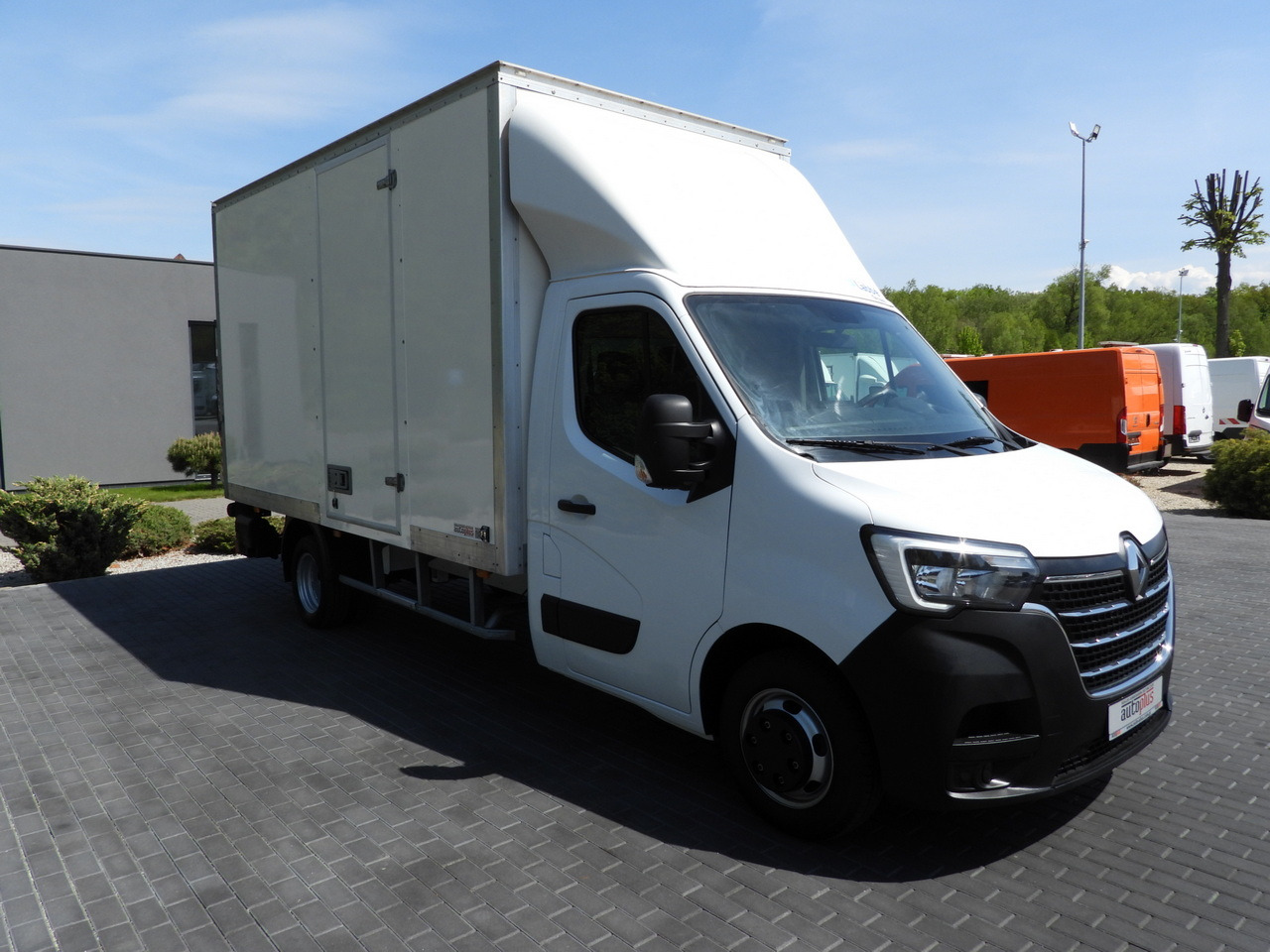 RENAULT MASTER BOX LIFT 8 PALLETS CRUISE CONTROL NAVIGATION LED LIGHTS TWIN WHEELS AIR CONDITIONING 145HP - Box van: picture 4 RENAULT MASTER BOX LIFT 8 PALLETS CRUISE CONTROL NAVIGATION LED LIGHTS TWIN WHEELS AIR CONDITIONING 145HP - Box van: picture 4