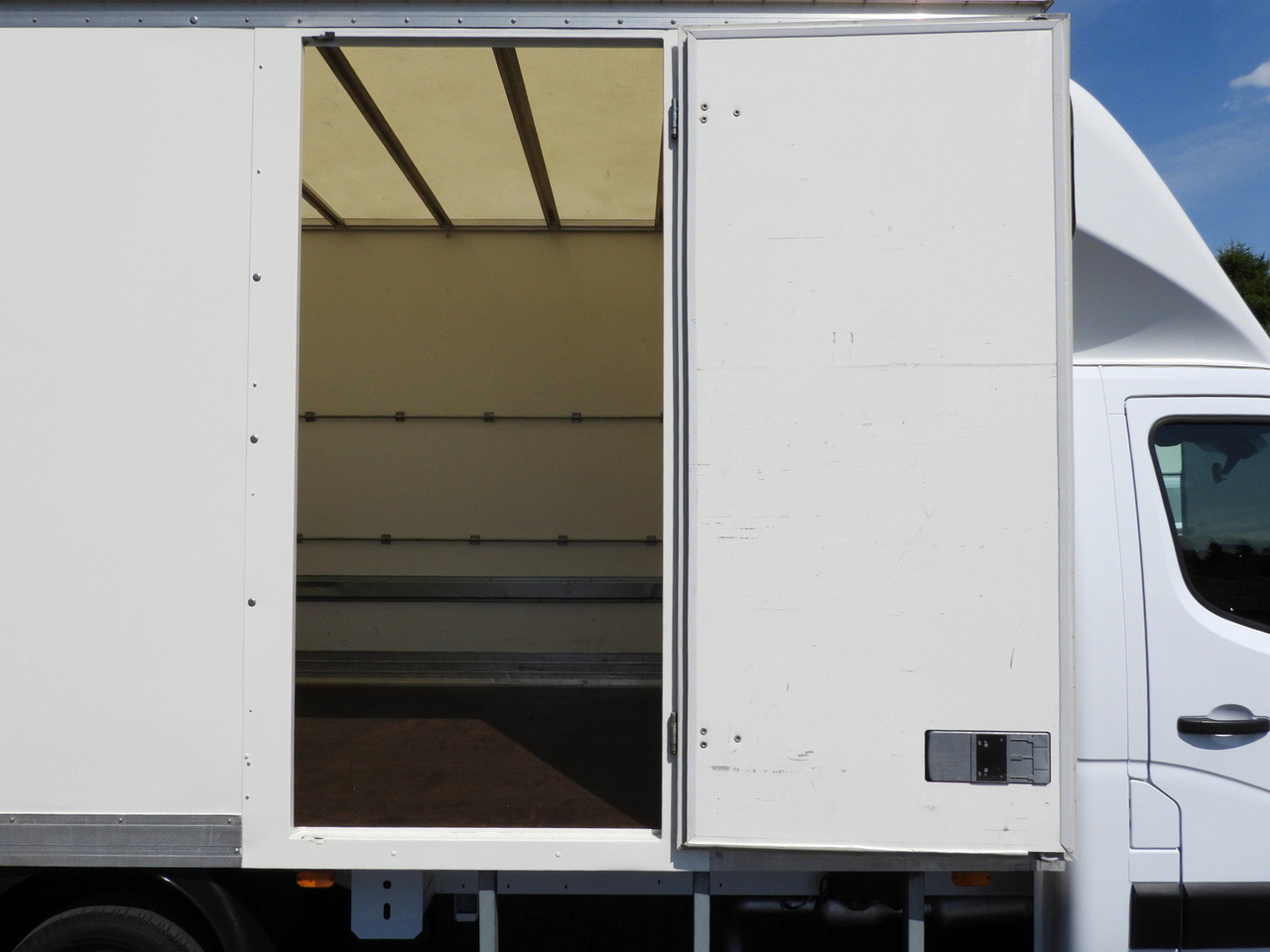 Box van RENAULT MASTER  BOX LIFT 8 PALLETS CRUISE CONTROL NAVIGATION LED LIGHTS TWIN WHEELS AIR CONDITIONING  145HP: picture 23