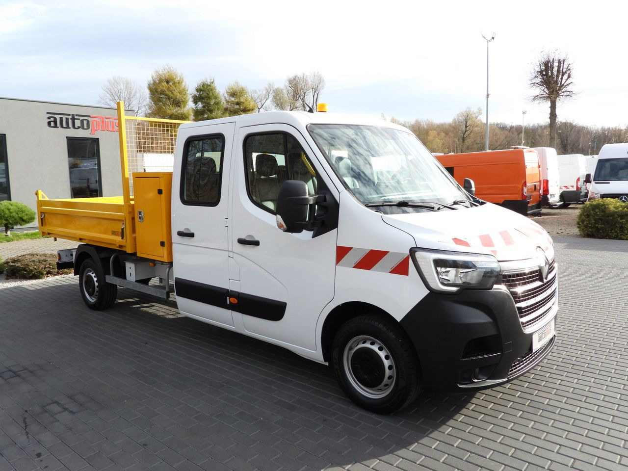 RENAULT MASTER TIPPER DOUBLE CABIN DOKA 7 SEATS CRUISE CONTROL NAVIGATION LED LIGHTS AIR CONDITIONING 145HP - Tipper van: picture 4 RENAULT MASTER TIPPER DOUBLE CABIN DOKA 7 SEATS CRUISE CONTROL NAVIGATION LED LIGHTS AIR CONDITIONING 145HP - Tipper van: picture 4