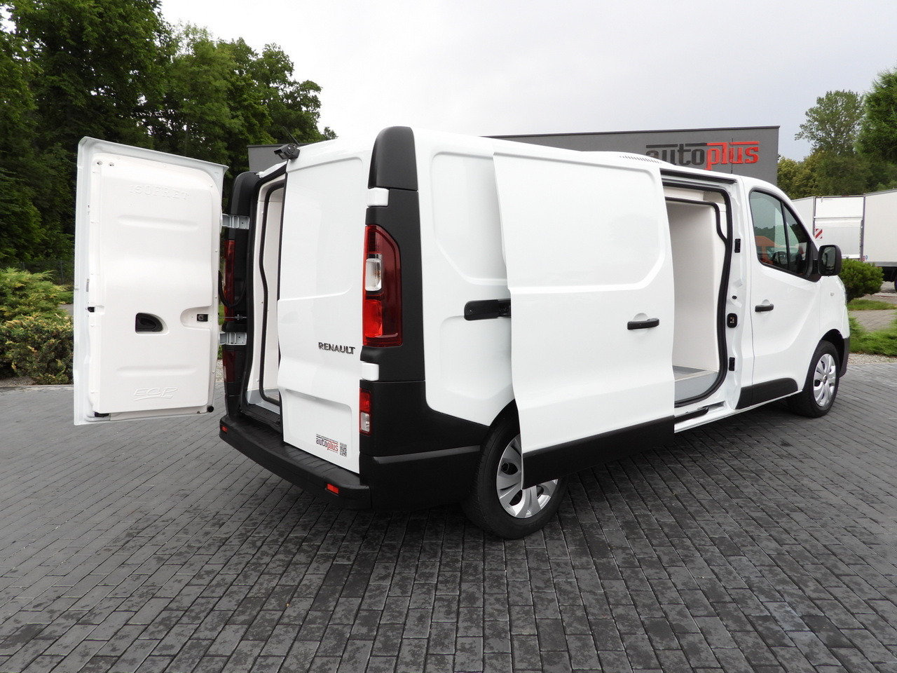 RENAULT TRAFIC REFRIGERATOR VAN -5*C POWER SUPPLY 230V CRUISE CONTROL LED LIGHTS AIR CONDITIONING 120HP - Refrigerated van: picture 3 RENAULT TRAFIC REFRIGERATOR VAN -5*C POWER SUPPLY 230V CRUISE CONTROL LED LIGHTS AIR CONDITIONING 120HP - Refrigerated van: picture 3