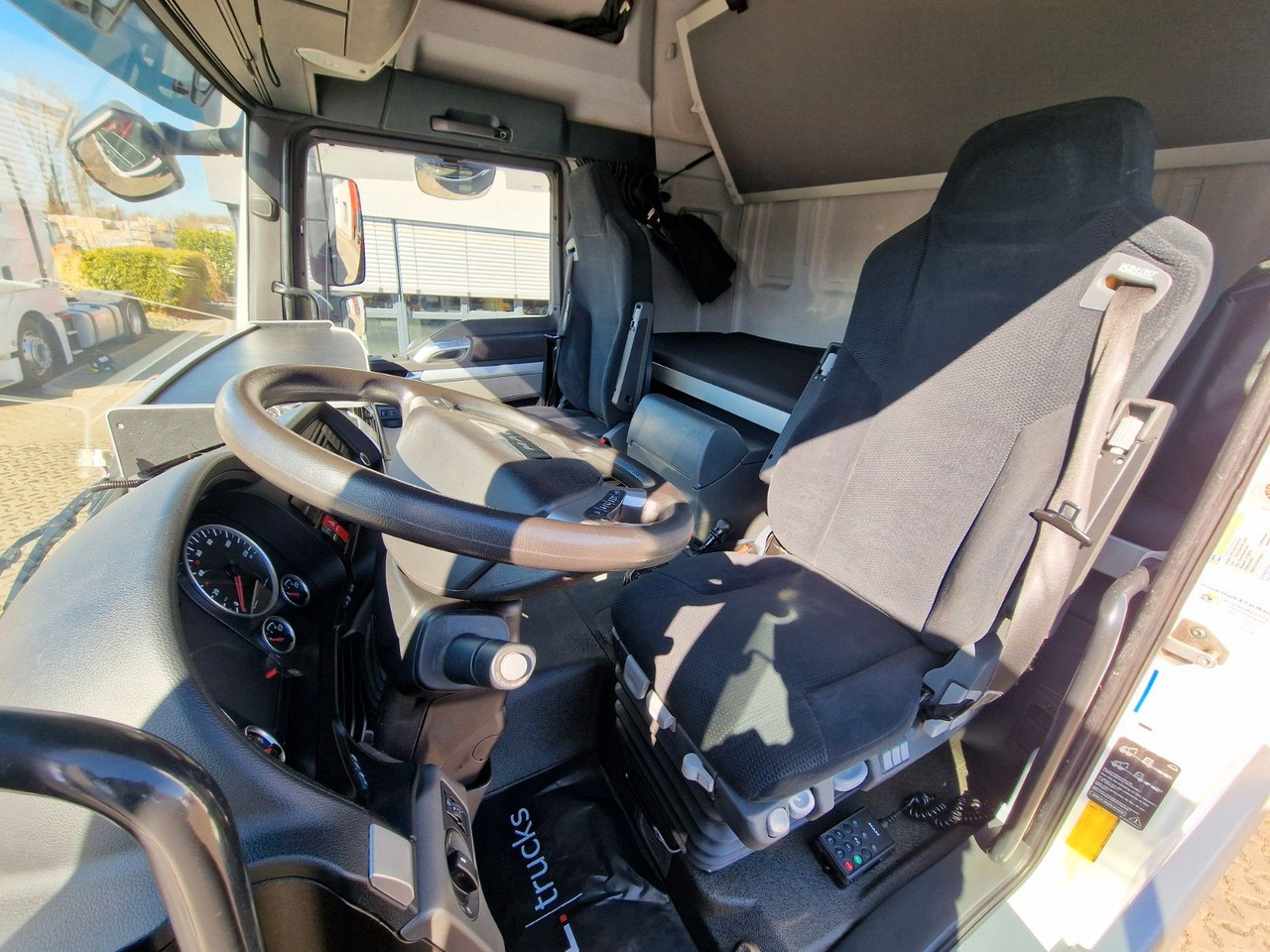 Refrigerator truck MAN TGL 12.250 4X2 BL / Ladebordwand: picture 17