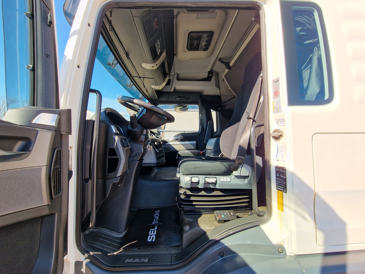 Refrigerator truck MAN TGL 12.250 4X2 BL / Ladebordwand: picture 16