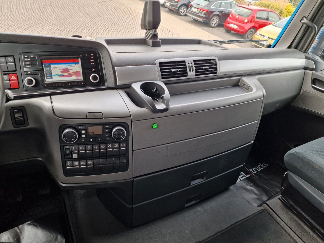 Curtainsider truck MAN TGX 18.440 4X2 LL-U /Intarder/Hubdach/Durchlade: picture 21