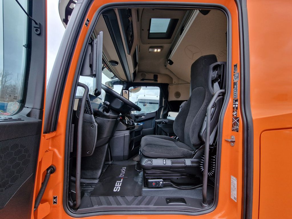 Interior photo 1: Curtainsider truck Mercedes-Benz Actros 2548 / Retarder Mercedes-Benz Actros 2548 / Retarder Interior photo 1: Curtainsider truck Mercedes-Benz Actros 2548 / Retarder Mercedes-Benz Actros 2548 / Retarder