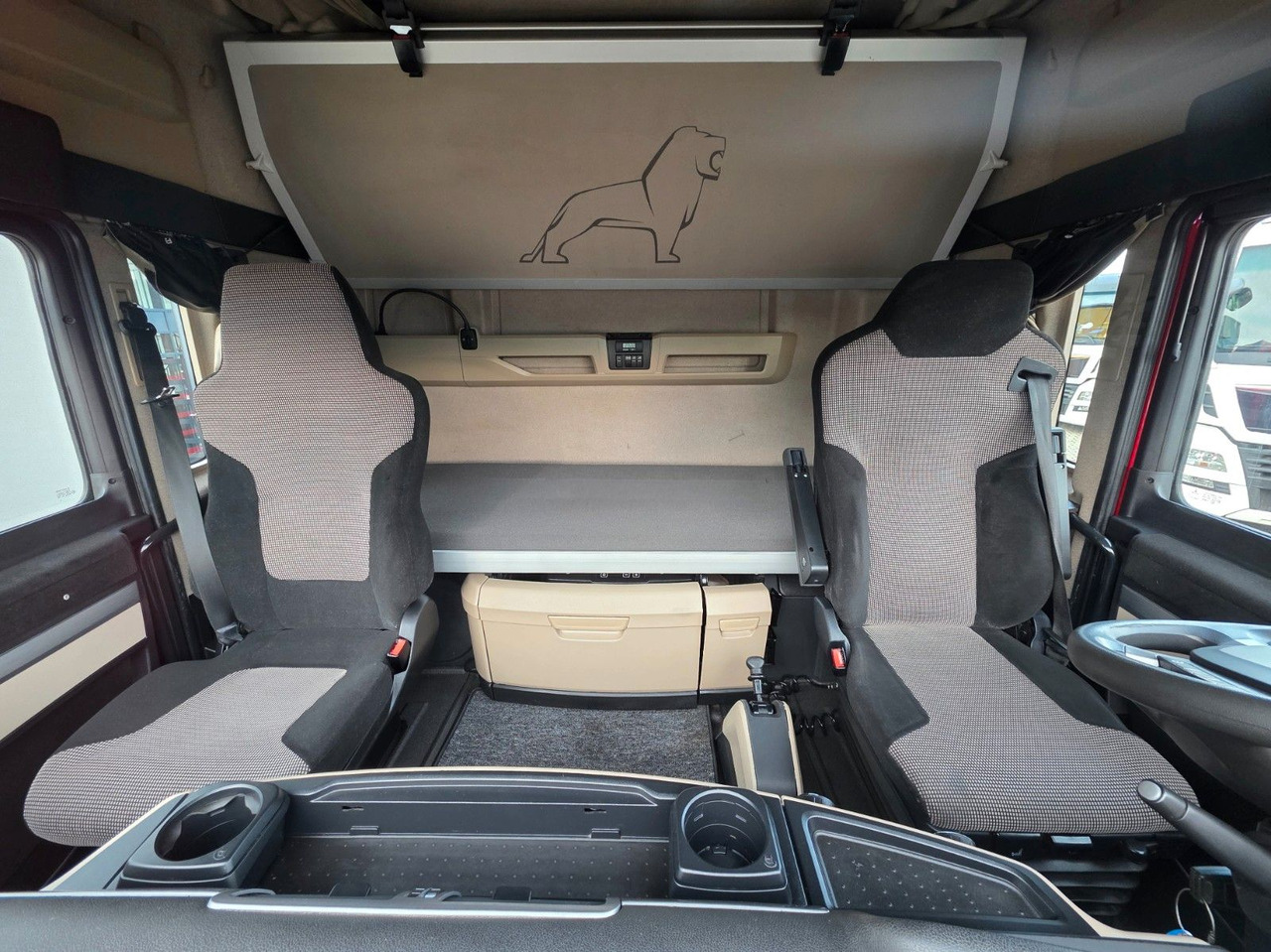 Tractor unit MAN TGX 18.460 4X2 BLS / Retarder / 2 Tanks / ADR AT: picture 32