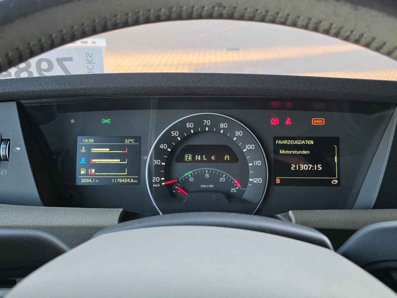 Tractor unit Volvo FH 460 / Nebenabtrieb / Standklimaanlage: picture 24