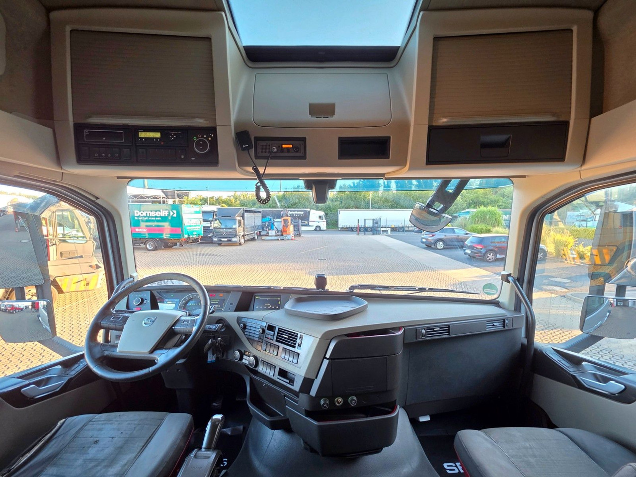 Tractor unit Volvo FH 460 / Nebenabtrieb / Standklimaanlage: picture 21