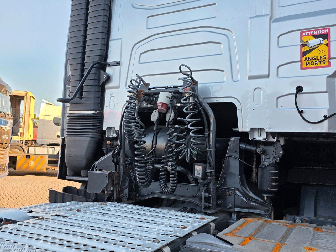 Tractor unit Volvo FH 460 / Nebenabtrieb / Standklimaanlage: picture 11