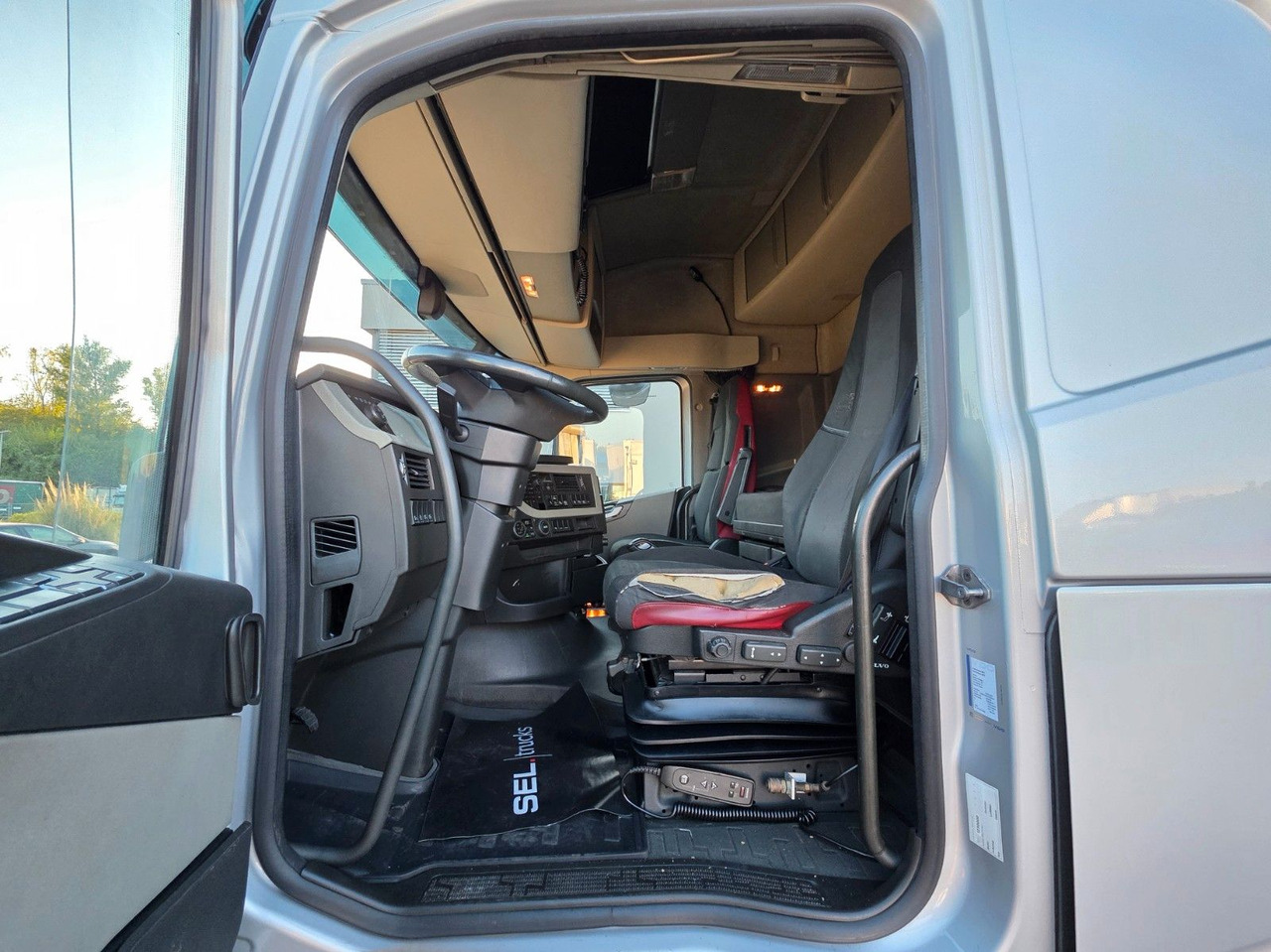 Tractor unit Volvo FH 460 / Nebenabtrieb / Standklimaanlage: picture 16