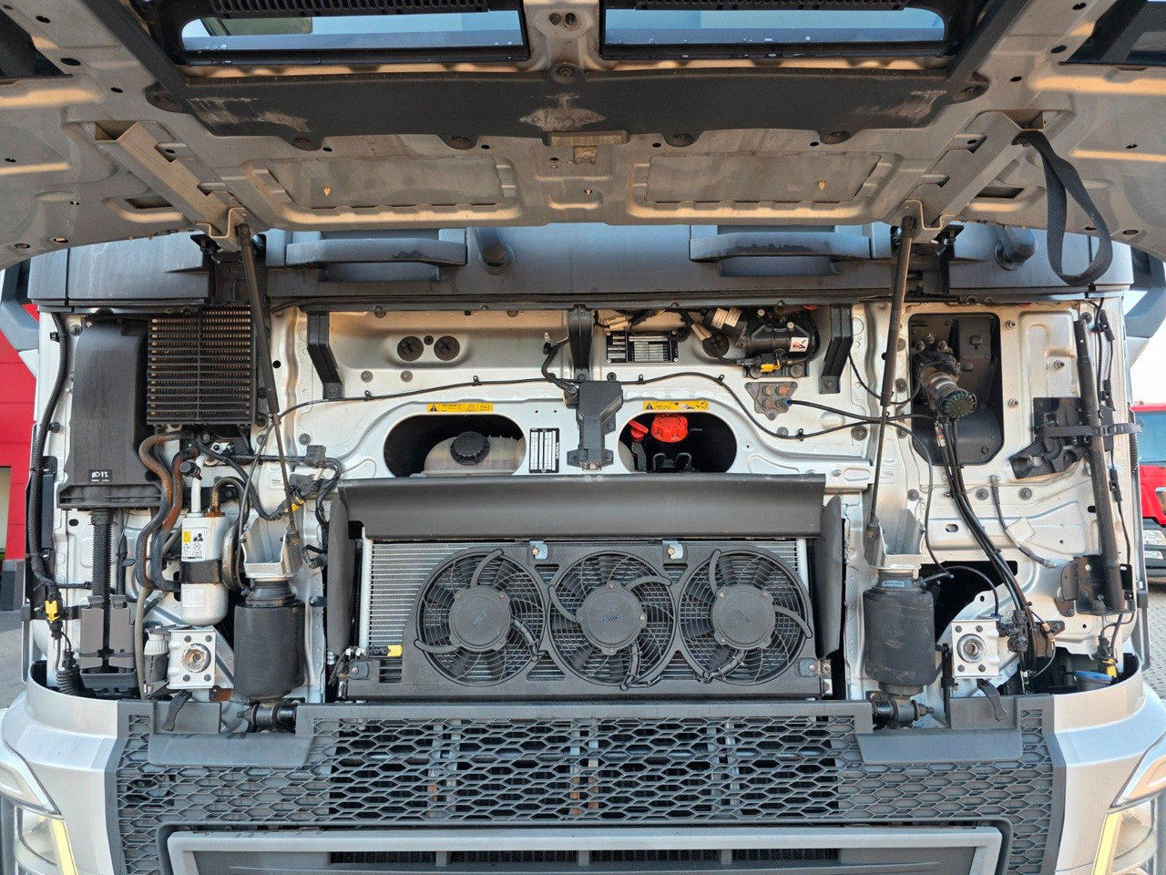 Tractor unit Volvo FH 460 / Nebenabtrieb / Standklimaanlage: picture 15