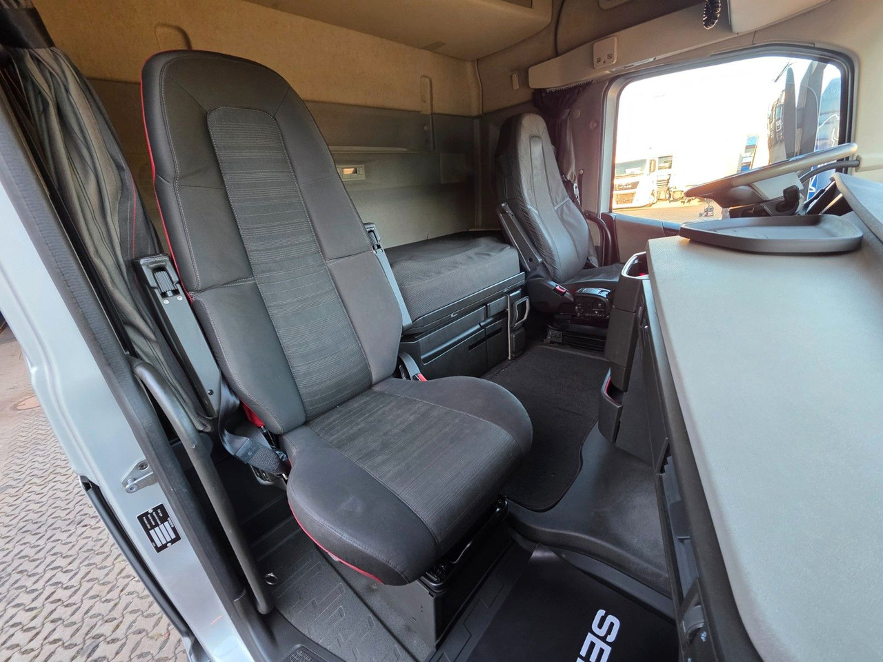 Tractor unit Volvo FH 460 / Nebenabtrieb / Standklimaanlage: picture 19