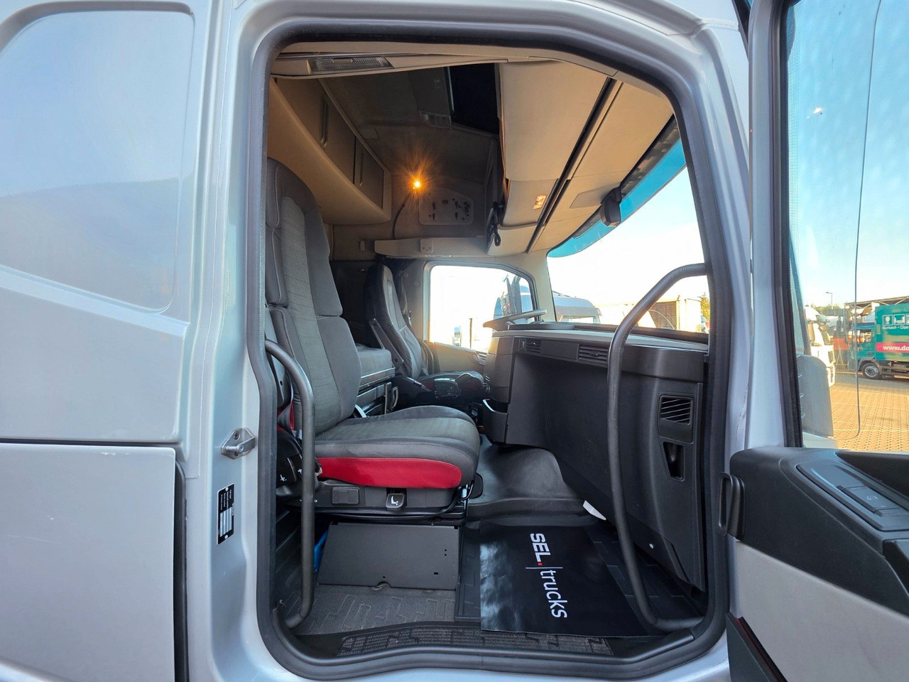 Tractor unit Volvo FH 460 / Nebenabtrieb / Standklimaanlage: picture 18