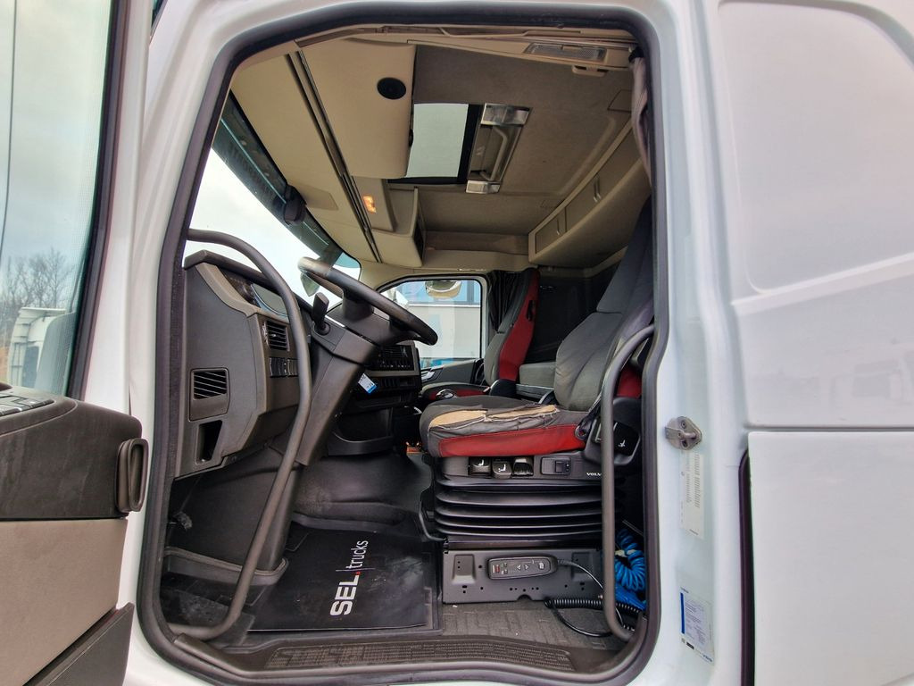 Curtainsider truck Volvo FH 420: picture 17