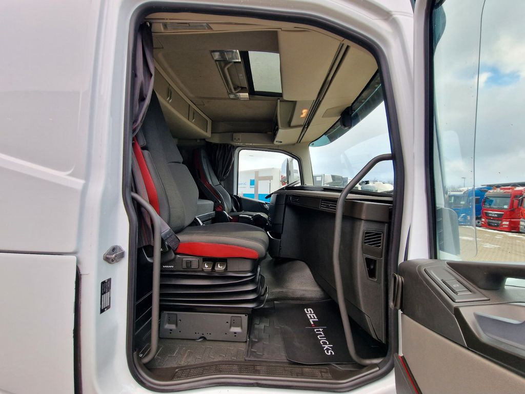 Curtainsider truck Volvo FH 420: picture 19