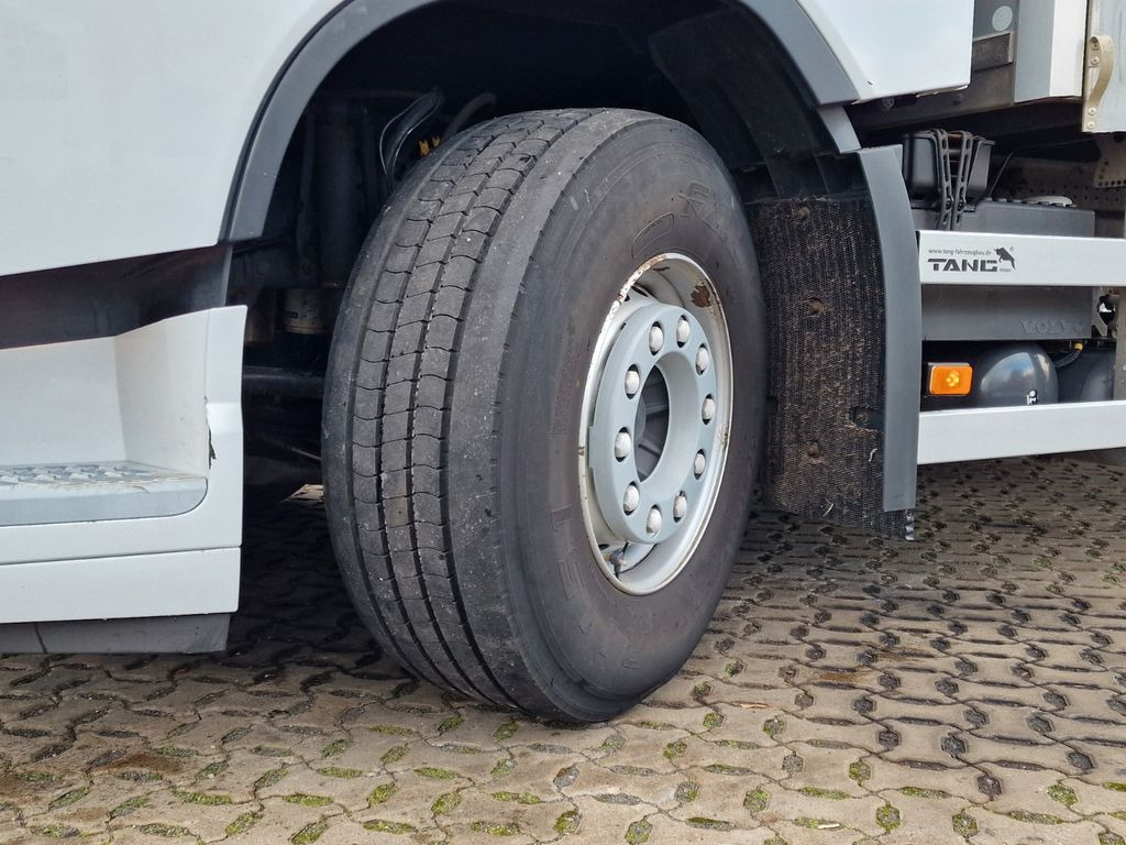 Curtainsider truck Volvo FH 420: picture 27
