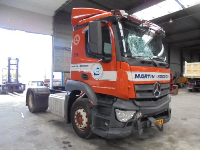 Mercedes-Benz Antos 1832 CABINE SCHADE FOR PARTS - Tractor unit: picture 3 Mercedes-Benz Antos 1832 CABINE SCHADE FOR PARTS - Tractor unit: picture 3